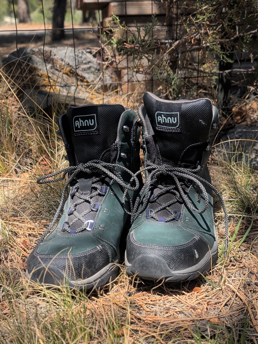 Ahnu Vibram Women's 8.5 Forest Green and Black Waterproof Hiking Boots